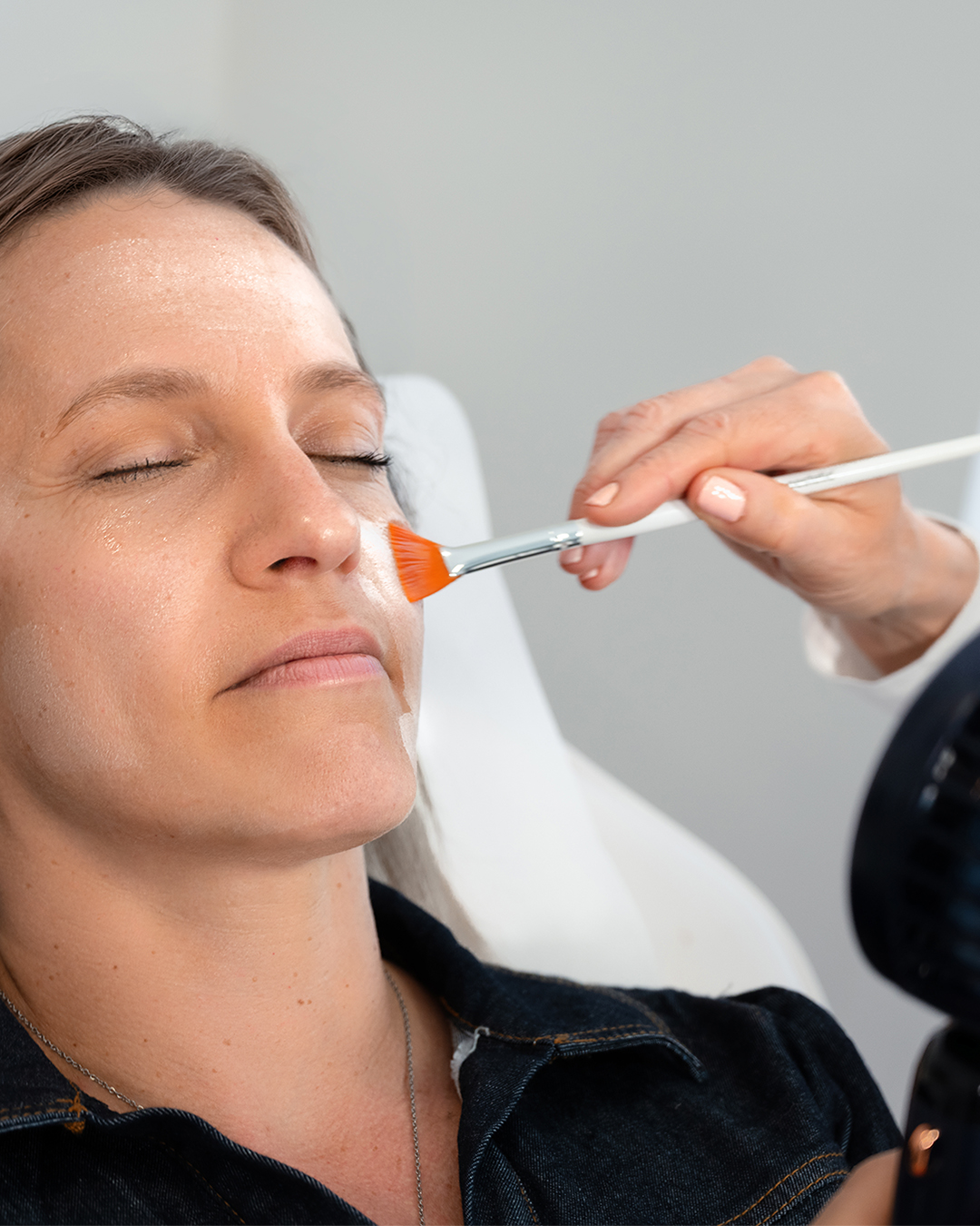 Application du peeling visage